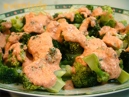 Köz Kırmızı Biberli Brokoli Salatası